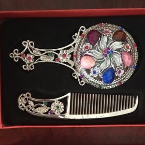 Little mirror and comb